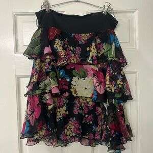 Gently worn women’s floral skirt by Kenar. Size 8